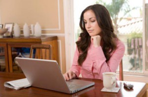 Young woman sitting in front of a laptop